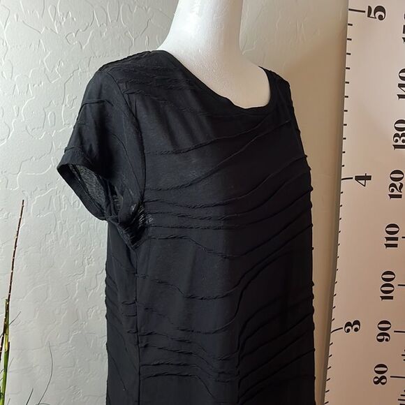 SIMPLY Vera Vera Wang short sleeve black T-shirt with wavy exposed seam design. - Picture 5 of 11